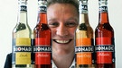Peter Kowalsky, einer der Gründer von Bionade, mit Bionade-Flaschen (im Jahr 2007) | Bild: picture-alliance/dpa