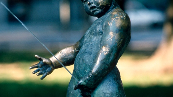 Symbolbild: Brunnenfigur in Form eines Jünglings, dessen Pinkelstrahl weit über das Ziel hinausschießt. | Bild: picture-alliance/dpa