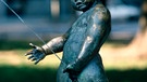 Symbolbild: Brunnenfigur in Form eines Jünglings, dessen Pinkelstrahl weit über das Ziel hinausschießt. | Bild: picture-alliance/dpa
