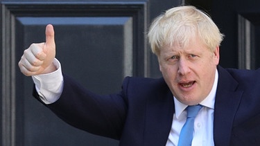 London: Boris Johnson, neu gewählter Chef der Konservativen Partei, zeigt bei seiner Ankunft am Hauptsitz der Konservativen Partei zwei Daumen nach oben.  | Bild: dpa-Bildfunk/Aaron Chown