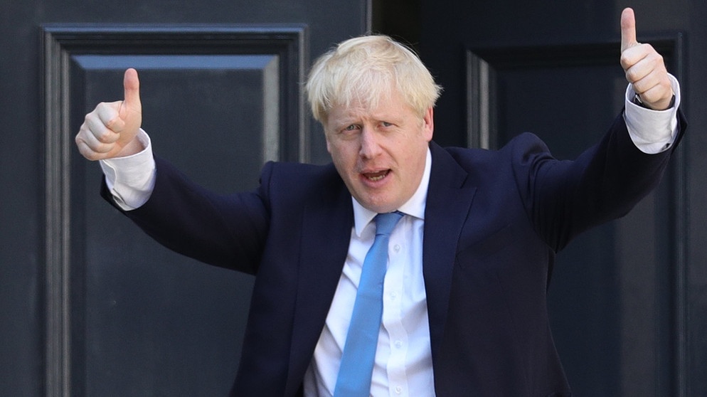London: Boris Johnson, neu gewählter Chef der Konservativen Partei, zeigt bei seiner Ankunft am Hauptsitz der Konservativen Partei zwei Daumen nach oben.  | Bild: dpa-Bildfunk/Aaron Chown