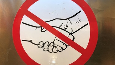 Zeichen für Händeschütteln verboten | Bild: BR / Tanja Gronde
