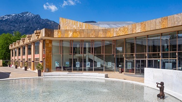 Die helle und moderne Fassade der Spielbank Casino Bad Reichenhall | Bild: picture-alliance/dpa