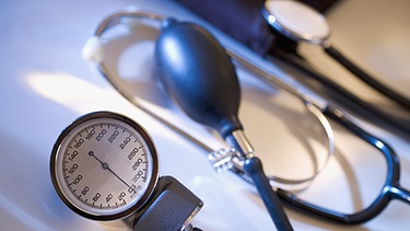 Instrumente eines Hausartzes: Blutdruckmessgerät und Stethoskop. | Bild: picture-alliance/dpa