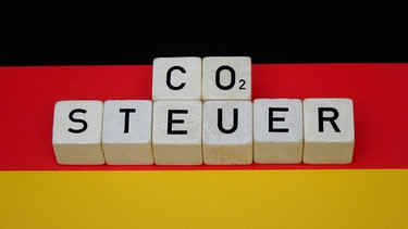 CO2 Steuer auf Deutschlandfahne | Bild: picture alliance / ZB