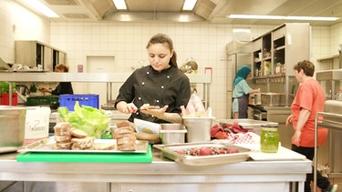 Köchin in der Community Kitchen | Bild: BR/Ländermagazin