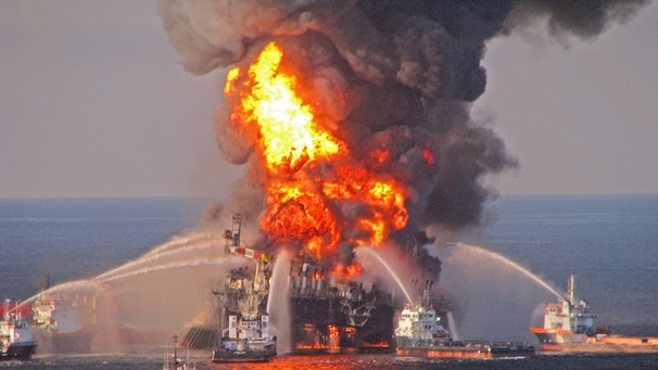 Die Ölplattform Deepwater Horizon brennt im Golf von Mexiko.    | Bild: dpa-Bildfunk