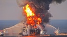 Die Ölplattform Deepwater Horizon brennt im Golf von Mexiko.    | Bild: dpa-Bildfunk