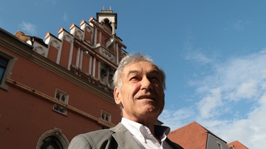 Alfons Huber vor der Rathausfassade in Straubing | Bild: Wolf Gaudlitz
