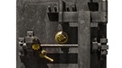 Ein massiver schwarzer Tresor aus Stahl mit goldenen Elementen | Bild: picture-alliance/dpa