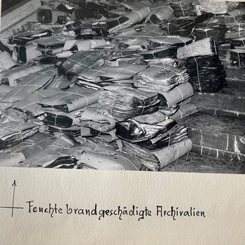 Feuchte und brandgeschädigte Archivalien | Bild: BR / Tanja Gronde/Staatsarchiv Niederbayern