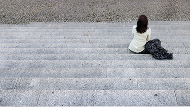 Soziale Isolation, Frau sitzt allein auf einer Treppe | Bild: Jan Woitas/dpa-Zentralbild/dpa