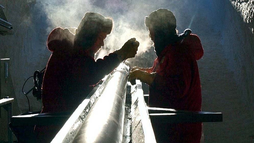 Bei Temperaturen um Minus 35 Grad Celsius bereiten zwei Wissenschaftler des Alfred-Wegener-Institus einen Bohrer für den Einsatz im antarktischen Eis vor. | Bild: picture-alliance/dpa