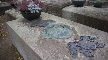 Epitaphien auf Nürnberger Friedhof | Bild: BR-Studio Franken/Thibaud Schremser