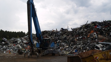Die Firma Max Aicher Recycling im Nürnberger Hafen liefert Schrott für neuen Stahl. | Bild: BR / Andreas Höfig