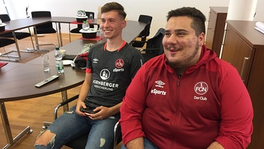 Kai Hense (li.) und Daniel Butenko, FIFA Pro-Gamer des 1. FC Nürnberg | Bild: BR-Studio Franken/Susanne Alt