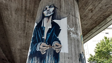 Graffiti an den Säulen am Candidplatz in München | Bild: BR / Angela Braun