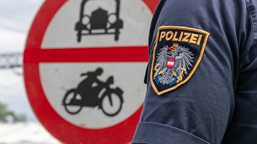 Als Maßnahme gegen die Stauproblematik und den Ausweichverkehr setzt die Tiroler Landesregierung Fahrverbote gegen den Ausweichverkehr ein. | Bild: picture alliance/APA/picturedesk.com