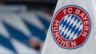 Eine Eckfahne mit dem Logo vom FC Bayern München ist vor dem Spiel vor den leeren Rängen zu sehen.  | Bild: Sven Hoppe/dpa