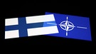 Flagge der Nato und Finnland | Bild: picture alliance / NurPhoto | Jakub Porzycki