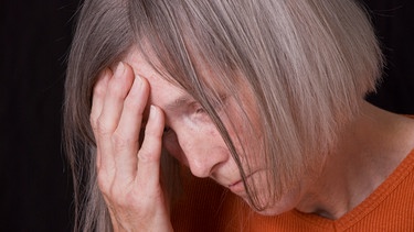 Symboldbild: Ältere Frau fasst sich an die Stirn | Bild: picture alliance / Bildagentur-online/Beg 