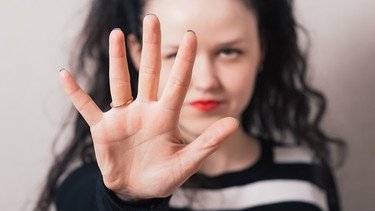 Gewalt abwehren: Eine Frau hält ihr Hand vor das Gesicht | Bild: colourbox.com