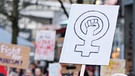 Protestschild bei einer Demo für Frauenrechte | Bild: picture-alliance/dpa