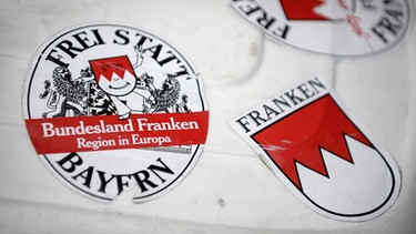 Schriftzug "Frei statt Bayern" auf einem Aufkleber | Bild: picture-alliance/dpa