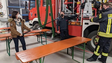 Interview in der Fahrzeughalle der Freiwilligen Feuerwehr Leinburg | Bild: BR-Studio Franken/Ullie Nikola