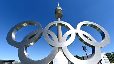 Olympische Ringe im Olympiapark München  | Bild: picture-alliance/dpa