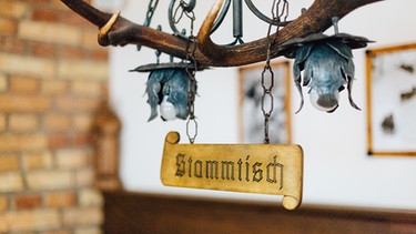 Stammtisch-Schild in einem bayerischen Gasthaus. | Bild: BR/Sylvia Bentele