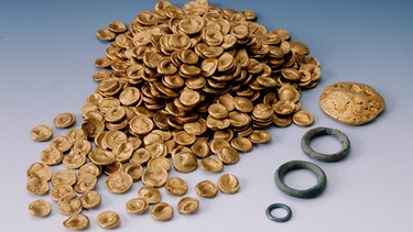 Keltische Goldmünzen. Der größte keltische Goldfund des 20. Jahrhunderts wurde 1999 bei Manching gefunden. Nun wurde der Goldschatz von Einbrechern gestohlen. | Bild: Archäologische Staatssammlung