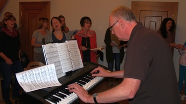 Pop-Kantor Hans-Georg Stapff mit dem Gospelchor "Die Sternenfänger" aus Donauwörth | Bild: BR-Andreas Höfig