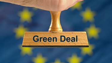 Symbolischer Stempel mit der Aufschrift "Green Deal" | Bild: picture alliance / SULUPRESS.DE | Torsten Sukrow/SULUPRESS.DE 