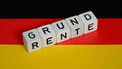 Grundrente und Deutschlandfahne | Bild: picture alliance/dpa-Zentralbild