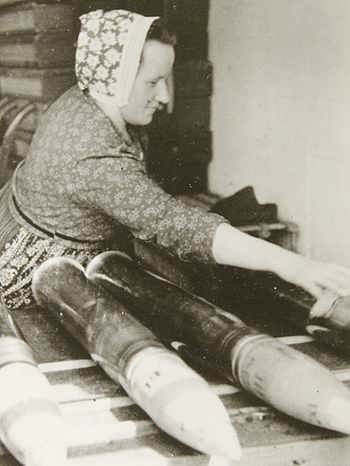 Eine Frau bereitet 15 cm Flak-Granaten für den Versand vor. Deutschland. Photographie um 1942. | Bild: picture-alliance/dpa
