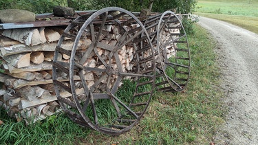 Diese Eisenräder werden u.a. im Murnauer Moos oder im Ammertal auf die Traktoren montiert um im feuchten Moor auf den Streuwiesen nicht einzusinken | Bild: BR / Chris Baumann