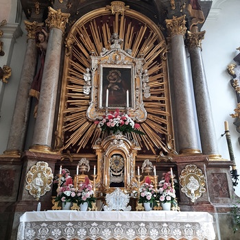 Der Mariahilf-Altar ist für Mesner Peter Zobel der liebste Ort im Alten Peter | Bild: BR / Sarah Khosh-Amoz