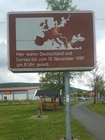 Hinweisschild an der historischen Grenze zwischen Neustadt und Sonneberg | Bild: BR-Studio Franken/Petra Nacke