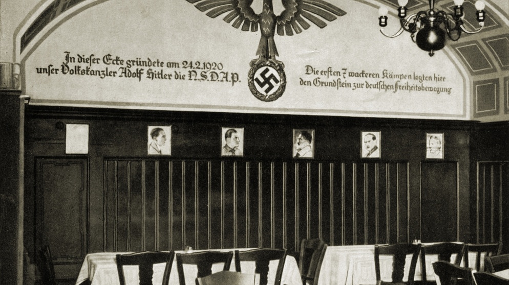 Gründung der NSDAP, bzw. Umbenennung der Deutschen Arbeiterpartei in NSDAP, im Festsaal des Hofbräuhauses in München am 24. Februar 1920. Blick in den großen Festsaal des Hofbräuhauses. | Bild: picture alliance / akg-images