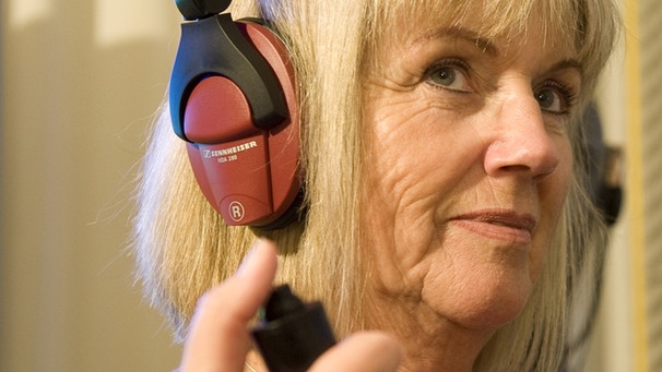Eine Frau trägt Kopfhörer. Mithife eines Hörtests wird untersucht, wie gut ihr Hörvermögen ist. | Bild: picture-alliance/dpa