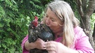 Eva Schiebel mit ihrem Huhn "Berlusconi" | Bild: BR/Norbert Joa