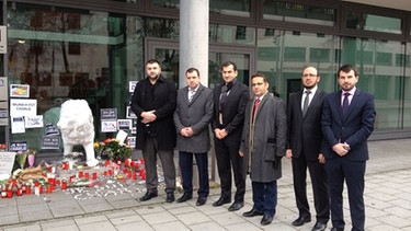 Vertreter muslimischer Dachverbände haben sich vor dem französischen Generalkonsulat in München versammelt. | Bild: BR/Julia Hägelsperger