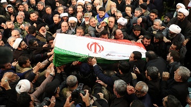 6. Januar 2020 in Teheran: Der Sarg des iranischen Generals Ghassem Soleimani wird bei einem Trauerzug getragen. | Bild: dpa-Bildfunk