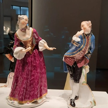 Isabella und Octavio, das Liebespaar der Comedia dell' arte kann man sich, wie alle 16 Originalfiguren im Bayerischen Nationalmuseum anschauen | Bild: BR / Sarah Khosh-Amoz