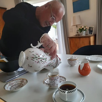 Sammler Bernd-Michael Andressen trinkt seinen Kaffee selbstverständlich aus Nymphenburger Porzellan | Bild: BR / Sarah Khosh-Amoz