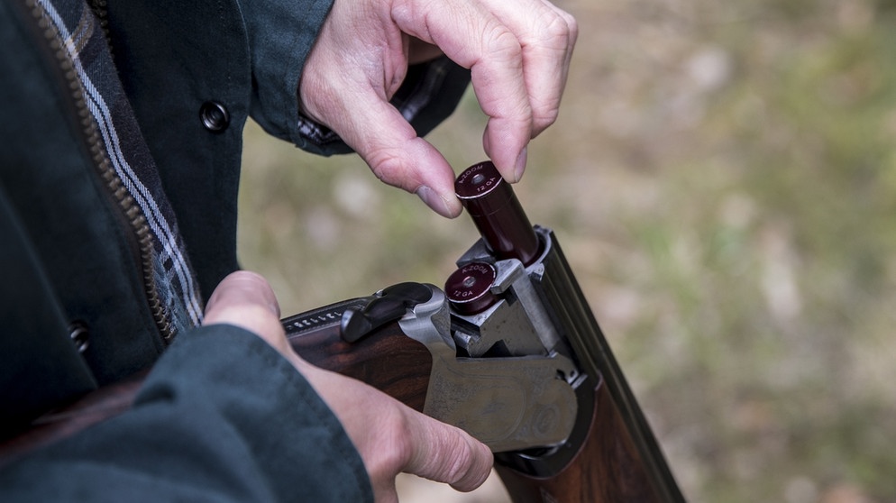 Jäger legt Munition ein (Symbolbild) | Bild: BR/Philipp Kimmelzwinger