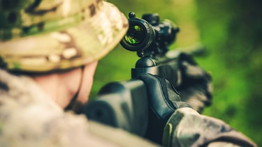 Jäger mit grünem Hut legt Gewehr an | Bild: Colourbox