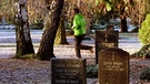 Ein Jogger auf einem Friedhof | Bild: picture-alliance/dpa