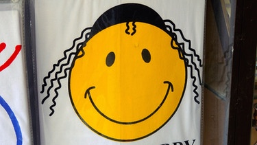 T-Shirt mit der Aufschrift "Don't worry - be Jewish" mit Smiley | Bild: picture-alliance/dpa